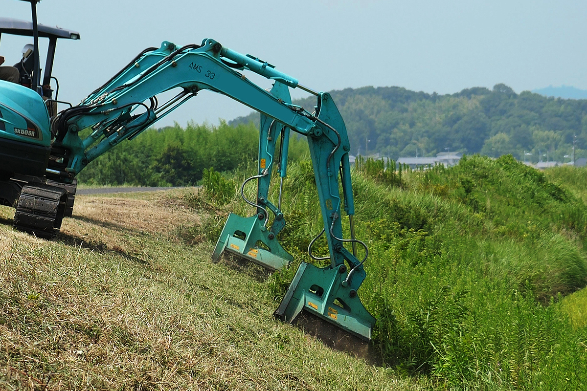 導入しました！】雑草・雑木を一気に粉砕！万能草刈り機「クサカルゴン